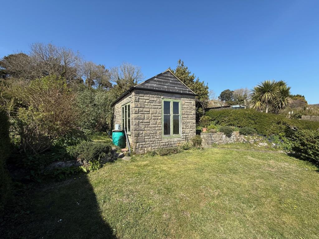 Lot: 163 - FOUR-BEDROOM HOUSE FOR IMPROVEMENT WITH STUNNING SEA VIEWS AND REAR VEHICULAR ACCESS - The Rear garden and summer house